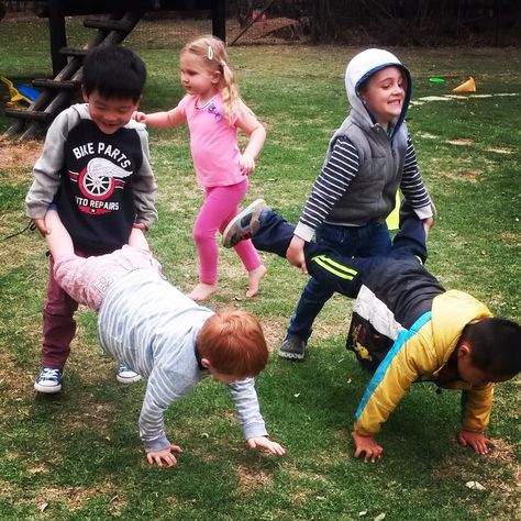 Wheelbarrow races in the garden . What fun. !! Wheelbarrow Race, Mini Olympics, Positive Classroom Management, Running Competition, Competitions For Kids, Alphabet Crafts Preschool, Preschool Garden, Pe Activities, Sports Games For Kids