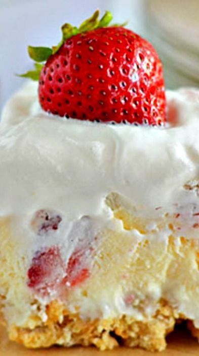 Strawberry Cheesecake Lush Recipe, Strawberry Cheesecake Lush, Cheesecake Lush, Lush Recipes, Strawberry Crunch Cake, Strawberry Crunch, Frozen Strawberry, Cheesecake Pudding, Crunch Cake