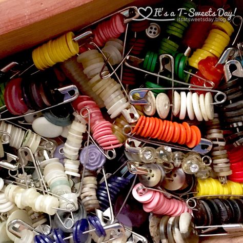 How To Organize Buttons, Button Organization Ideas, Fabrics Organization, Button Storage Ideas, Sewing Box Organization, Button Organization, Sewing Box Ideas, Sorting Buttons, Fabric Storage Ideas