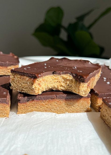 Healthy No Bake Banana Peanut Butter Chocolate Bars - Upbeet & Kaleing It Chocolate Protein Banana Bark, No Bake Banana Bars, Banana Peanut Butter Chocolate, Chocolate Protein Bites, Vegan Bakes, Peanut Butter Squares, Ripe Banana Recipe, Bake Banana, Chocolate Bar Recipe