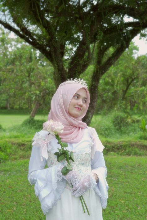 Pose Yearbook, Hijabi Coquette, Coquette Hijab, Foto Yearbook, Vintage Hijab, Hijab Vintage, Outfit Bts, Barbie Jokes, Cottagecore Outfit