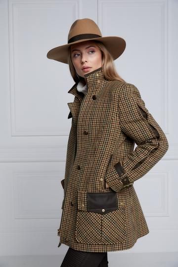 English Country Fashion, Tweed Jacket Outfit, Tweed Clothing, Country Outfits Women, Women In Hats, Race Outfit, Tweed Outfit, Country Jackets, Holland Cooper