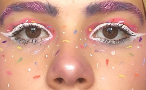 Sprinkle Makeup Look, Colorful Freckles Makeup, Sprinkle Makeup, Colorful Freckles, Soft Clown Core Makeup, Subtle Clowncore Makeup, Decora Fashion Make Up, Eye Makeup Designs, Bold Makeup