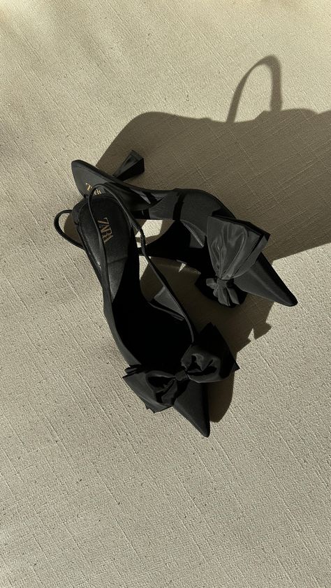 Black Closed Toe Heels, Holiday Party Shoes, Holiday Heels, Heels Bow, Ribbon Shoes, Black Kitten Heels, Closed Toe Heels, Zara Heels, Top Fashion Bloggers