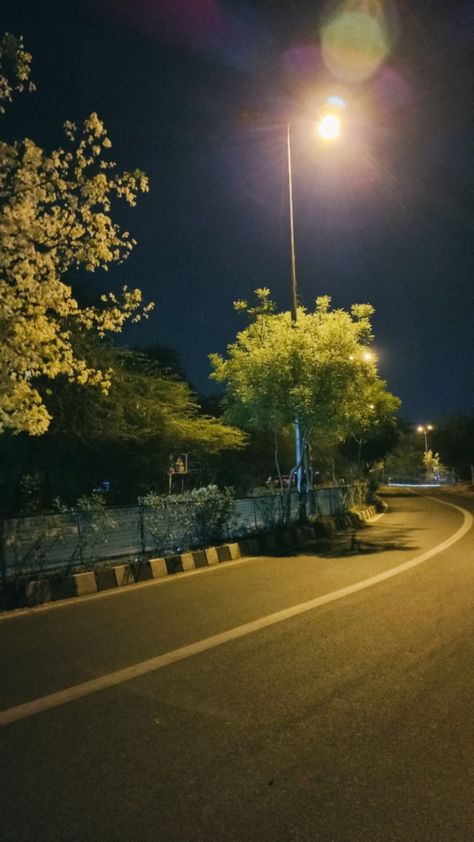 Delhi nights, street, india Delhi Night View, Delhi Night Life, Delhi Night, Delhi Aesthetic, Aesthetic Story Ideas, Nature Photography Aesthetic, Aesthetic Nature Photography, Street Pics, Aesthetic Story