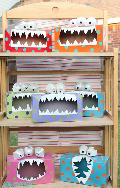 Tattle Monsters...students write down their problems to "tell" the monster. Made using a tissue box and an egg carton!...cute idea for younger kids! Tattle Monster, Monster Teeth, Diy Halloween Dekoration, Monster Treats, Monster Box, Halloween Infantil, Crafty Kids, Treat Box, Theme Halloween