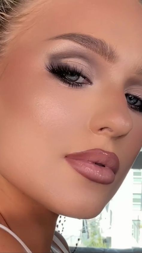 Inga Voloshchakevych | Hooded eyes makeup. The quickest and easiest makeup for hooded eyes using only one product - contouring wand by @sheglam_official 💖 | Instagram Eyeshadow Hooded Eyes, Eyeshadow Looks For Hooded Eyes, Older Eyes, Hooded Eye Makeup Looks, Makeup 2024, Hooded Eyes Makeup, Makeup For Hooded Eyes, Club Makeup, Some Makeup