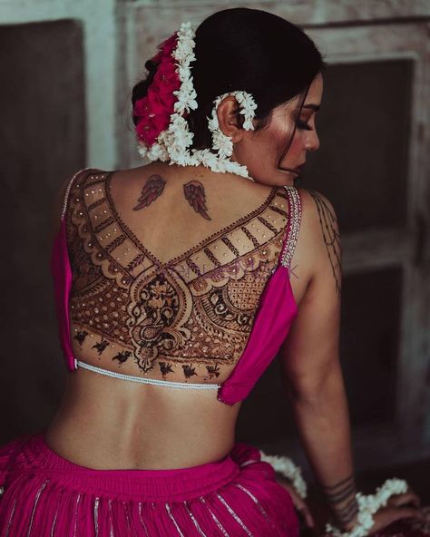 We have encountered the sexiest blouse designs till date! SAY YES TO THIS PLEASE! Save this as inspiration. #blousedesigns #designs #sexyblouses #topforgirls Back Henna, Peacock Mehndi Designs, Netted Blouse Designs, Pattu Saree Blouse Designs, Silk Saree Blouse Designs, Trendy Blouse Designs, Blouse Neck Designs, Bridal Blouse Designs, Blouse Designs Latest