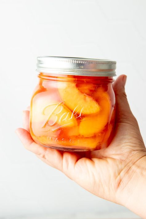 Easy Canning Recipes, Pickled Peaches, Can Tomatoes, Pickled Fruit, Spiced Peaches, Easy Canning, How To Peel Peaches, Canning Peaches, Pressure Canning Recipes