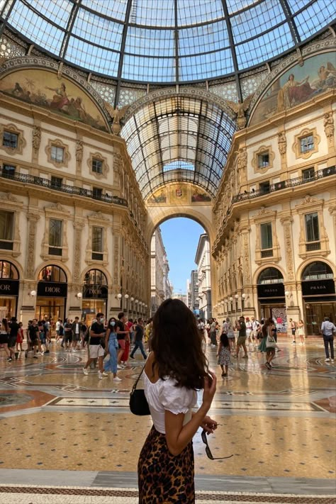 Vittorio Emanuele Milano, Milan In May Outfit, Milan Galleria Vittorio Emanuele, Milan Italy Aesthetic Fashion, Photos In Milan, Milan Pose Ideas, Foto Milano Aesthetic, Milano Picture Ideas, Milan Pics Ideas