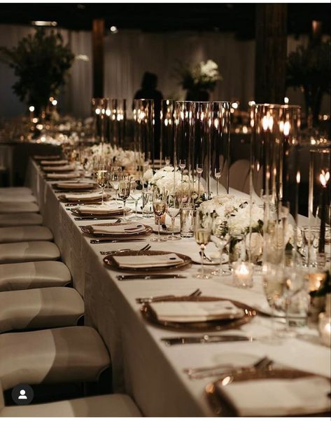 Private Dining Wedding Reception, Wedding Decor Minimalist Indoor, Glam Modern Wedding, Chic Elegant Wedding Decor, Classic Wedding Venue Receptions, Quiet Luxury Wedding Theme, Clean Elegant Wedding Decor, Small Fancy Wedding, Modern Minimalist Wedding Reception Indoor