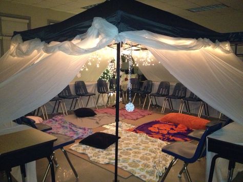 Classroom Fort Ideas, Fort Day Classroom, Reading Tent Classroom, Camping Vbs, Montessori Elementary Classroom, Eoy Activities, Reading Tent, Childrens Ministry Decor, Indoor Forts