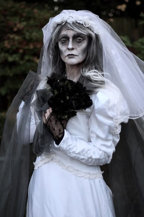 Zombie Nurse Costume Diy, Zombie Bride Makeup, Ghost Bride Costume, Haunt Makeup, Dead Bride Costume, Zombie Bride Costume, Zombie Dress, Costume Zombie, Themed Dresses