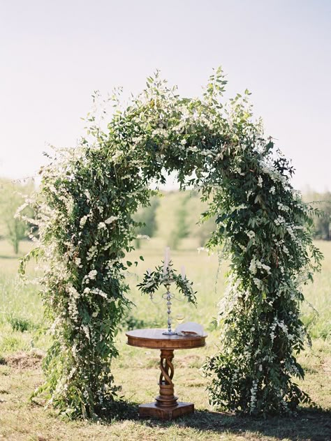 Outdoor Wedding Ceremony Alter #organic #boho #wedding #communion Garden Wedding Altar, Wedding Arch Design, Simple Elegant Wedding Ideas, Merida Wedding, Outdoor Wedding Ceremony Ideas, Wedding Communion, Wedding Ideas Boho, Brides Room, Forest Lodge