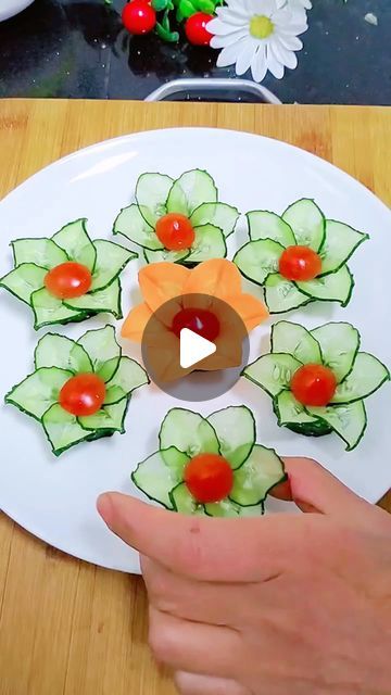 Cucumber Food Art, Charcuterie Vegetables, Cucumber Art, Pizza Party Food, Salad Decoration Ideas, Salad Decoration, Veggie Art, Vegetable Decoration, Vegetable Art