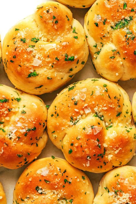 Healthy Garlic Bread, Homemade Garlic Knots, Garlic Parmesan Knots, Homemade Garlic Bread Recipe, Vegan Garlic Bread, Bread Photography, Garlic Knots Recipe, Garlic Rolls, Make Garlic Bread