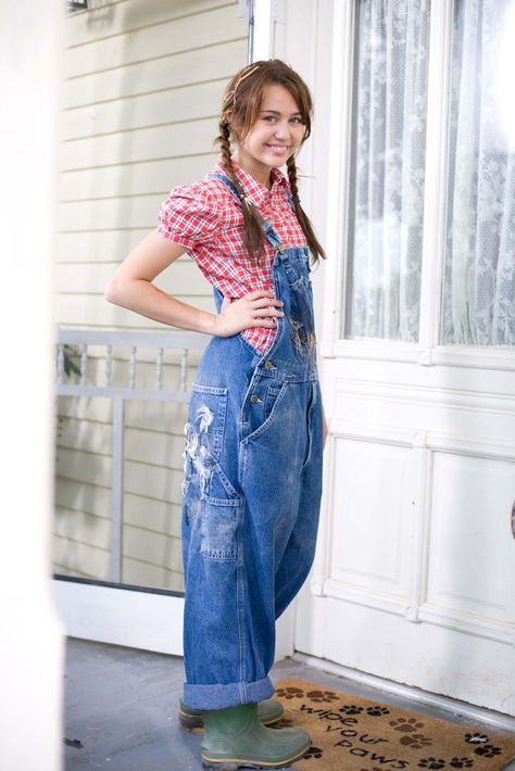 Miley Cyrus Halloween Costume, Hannah Montana Movie, Miley Cyrus Costume, Miley Cyrus Brown Hair, Miley Cyrus Hannah Montana, Farm Girl Outfits, Hannah Montana Outfits, Hannah Montana Costume, Miley Cyrus Outfit