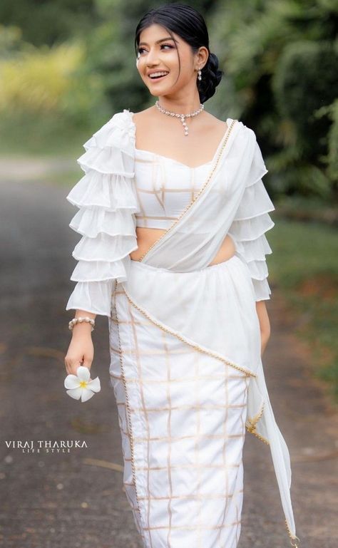 Bathik Saree Design For Wedding, Saree Jacket Designs Weddings, Osari Designs, Latest Fancy Blouse Designs Patterns, Roshel Rogers, Kandyan Saree, Net Saree Blouse Designs, Short Bridal Gown, Saree Jacket Designs