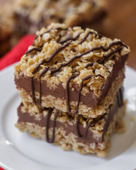 Simple and delicious no bake Chocolate Oat Bars - a great dessert to enjoy any time of year without heating up the house! Desserts With Oats, No Bake Chocolate Oat Bars, Chocolate Oat Bars, Dessert Bars Recipes Easy, Chocolate Dessert Bar, Oatmeal Dessert, Oatmeal Bar, Oat Bar Recipes, Oatmeal Bars Recipes