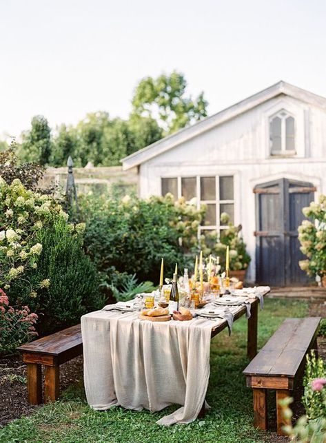 34 Romantic Outdoor Dining Party Ideas For Your Entertaining | Home Design And Interior Backyard Dinner Party, Invitation Etiquette, Outdoor Dinner Parties, House And Garden, Outdoor Dinner, Outdoor Entertaining, Autumn Inspiration, Outdoor Table, Garden Party