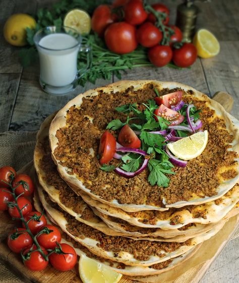 Lahmacun Recipe, Cookbook Inspiration, Food Savoury, Vegan Meat Substitutes, Meat Replacement, Vegan Meat, Healthy Vegetable, Street Foods, Vegan Living