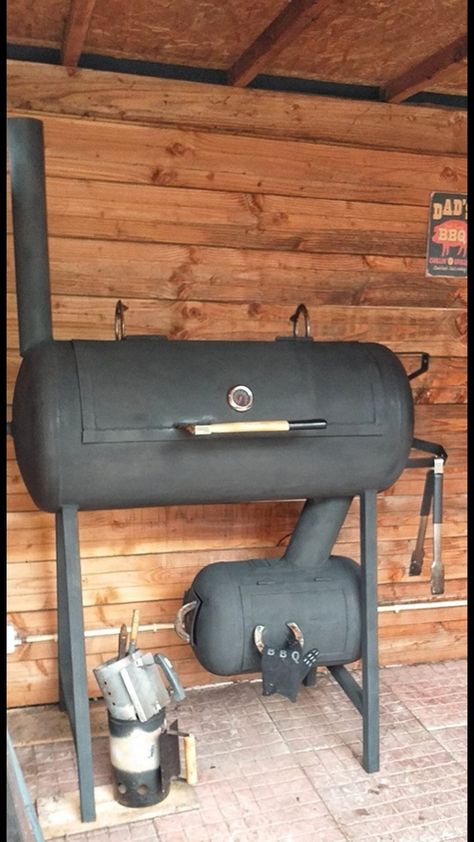 Compact bbq smoker. A small amount of space needed to smoke and grill. Perhaps add a smokechamber to the top left. Smoker Designs, Bbq Smoker, Permaculture Design, Bbq Smokers, Backyard Projects, Raised Garden Beds, Garden Beds, Grilling, The Top