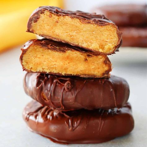 Peanut Butter Easter Eggs (Reese's Copycat) - Crunchy Creamy Sweet Homemade Tagalongs, Tagalong Cookies, Peanut Butter Easter Eggs, Vegan Chocolate Bars, Chocolate Covered Cookies, Peanut Butter Eggs, Levain Bakery, Postre Keto, Vegan Cookies Recipes