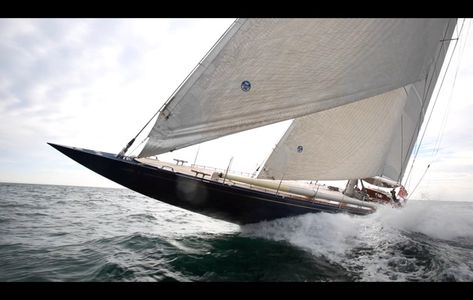 A unique opportunity to sail the 1934-built J Class Endeavour resulted in this stunning onboard sailing and interior video footage Sailing Pictures, J Class Yacht, Yacht World, Classic Sailing, Yacht Builders, Yacht Racing, Sailboat Design, Sail Racing, Canoe Trip