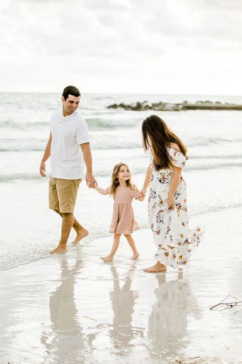 beach family photoshoot outfits Family Portrait Beach, Beach Poses With Kids, Family Portraits Beach, Beach Pictures Poses Family, Beach Family Photoshoot Outfits, Poses Family Portraits, Family Beach Pictures Poses, Beach Family Photoshoot, Beach Family Portraits