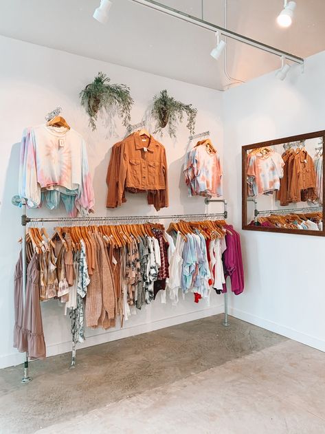 Mini Boutique Store Ideas At Home, Clothing Displays For Boutiques, Small Retail Store Layout, Home Boutique Ideas Small Spaces, Small Clothing Store Interior Design, Store Design Clothing, Small Boutique Interior, Clothing Boutique Decor, Interior Boutique