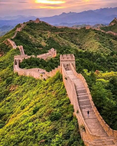 the great wall in china💙 7 World Wonders, Many Eyes, China City, Landmarks Art, Japan History, Great Wall Of China, Best Sunset, Wonderful Picture, Famous Landmarks