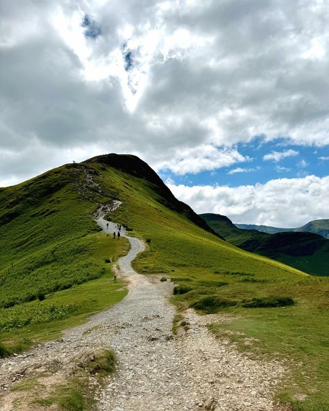 Ticked off my first EVER Wainwright 🔺🏔️ where have I been till now? My first first to Lakes and it’s deffo making a good impression! The perfect sunny day to summit Catbells via Allerdale ramble. I feel the photos don’t do the views justice, everywhere you turned there was gorgeous views for miles! 😍 📍 Catbells, Keswick, Lake District National Padk #lakedistrictcamping #lakedistrict #campervan #catbells #keswick #mountains #hiking #scrambling #mountainviews #fyp #wainwrights #lakedistr... Lake District Camping, Keswick Lake District, Lake District Walks, Hiking Girl, Mountains Hiking, Gorgeous View, Lake District, Sunny Day, Mountain View