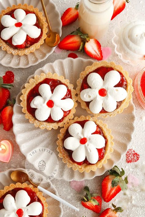 Strawberry tarts with whipped cream flower on otp. Strawberry And Daisy Birthday, Flower Tarts, Strawberries And Daisies, Strawberry Tarts, Flower Desserts, Pastry Chocolate, Spring Baking, Strawberry Compote, Strawberry Art