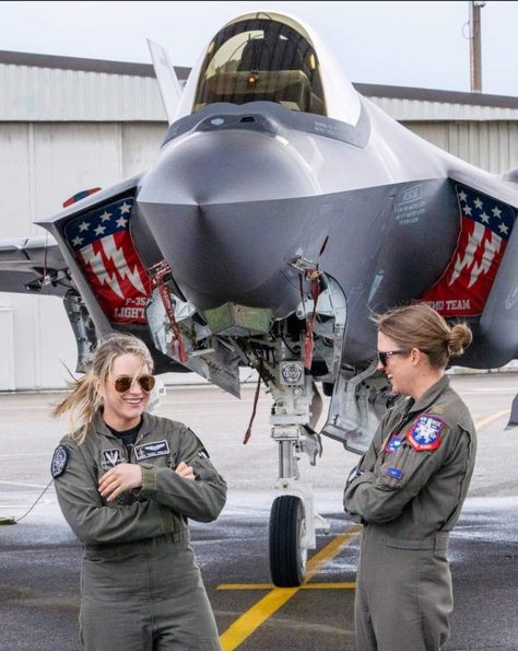 Us Navy Fighter Pilot, Female Air Force Pilot, Air Force Pilot Woman Aesthetic, Airmen Air Force, U.s. Air Force Women, Air Force Lifestyle, Royal Air Force Aesthetic, Women In Air Force, Air Force Military Women