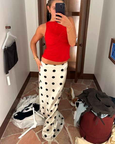 Fun Skirts Outfits, Polka Dot Set Outfit, Spring 2026 Fashion Trends, Euro Summer Style, Pop Of Colour Outfit, Polkadots Outfits, Serving Outfits, Spring 2025 Fashion, Polka Dot Top Outfit