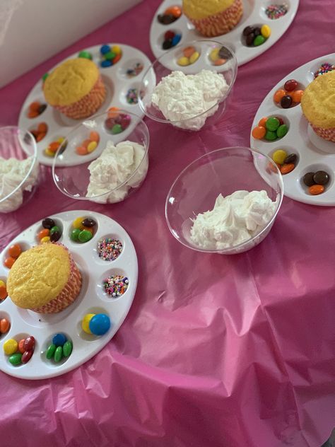 Cupcake Decorating Paint Tray, Decorate Cupcake Party, Diy Cupcake Party, Cupcake Decorating Party Setup, Ways To Display Cupcakes For A Party, Diy Cupcake Decorating Party, Cupcake Decorating Class Ideas, Lankybox Birthday Decorations, Cookie Baking Party Ideas