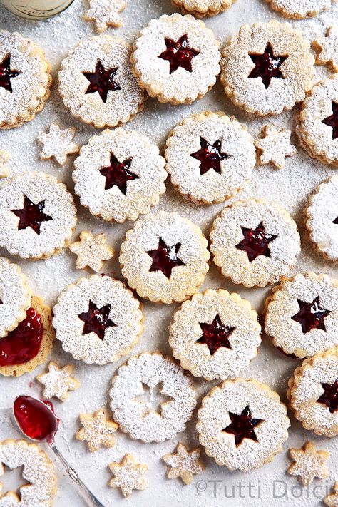 Raspberry Pecan Linzer Cookies | Linzer cookies | Linzer cookies recipe Danish Biscuits, Raspberry Linzer Cookies, Linzer Cookies Recipe, Torte Creative, Amaretti Cookies, Best Holiday Cookies, Marshmallow Cookies, Caramel Pretzels, Linzer Cookies