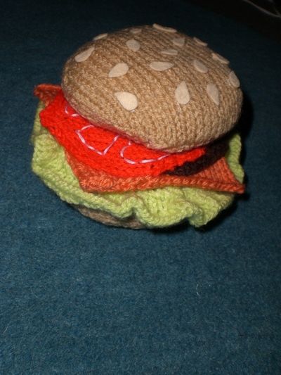 Burger Coaster, Knit Coaster, Knitting Club, How To Stitch, Knitted Toys Free Patterns, Circular Knitting Machine, Baby Hat Knitting Pattern, Crochet Eyes, Crochet Coaster