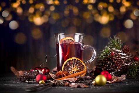 Christmas time is hard when money is tight. But you can still make wonderful memories at Christmas when you're broke when you practice these tips. #frugalchristmas Drink Gifts, Spiced Wine, Easy Homemade Gifts, Frugal Christmas, Dry Red Wine, Beauty Products Gifts, Christmas Spices, Festive Drinks, Food Backgrounds