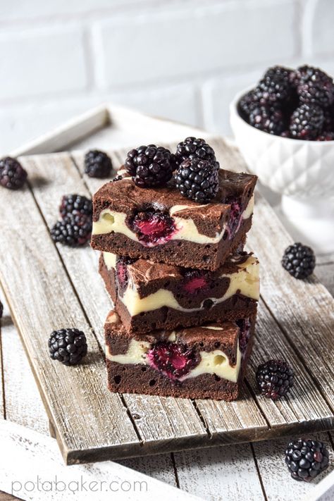 Cheesecake brownies with blackberries | PoLa Baker - Sweet Artist & Photographer Suet Pudding, Banana Brownies, Cheese Brownies, British Desserts, Cream Cheese Brownies, Peppermint Brownies, Art Cafe, Peanut Butter Brownies, Cheesecake Brownies