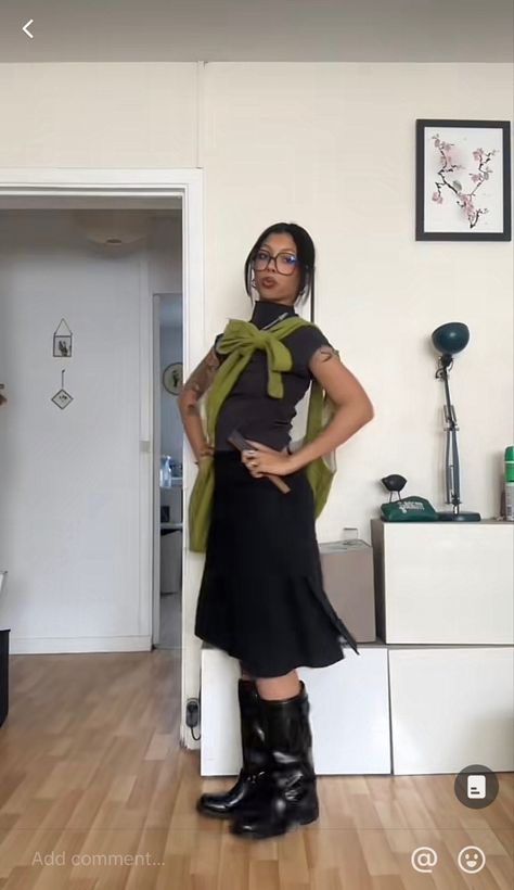 Low Rise Midi Skirt, Midi Skirt Outfit, Future Outfit, Black Midi Skirt, Skirt Outfit, 60s Fashion, Looks Style, Mode Inspiration, Fashion Killa