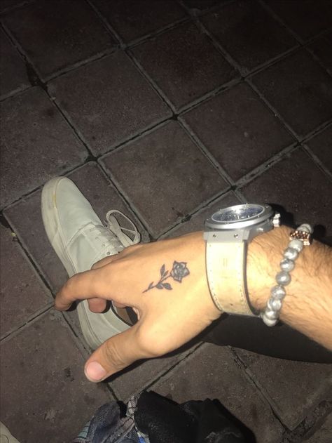 Tatuagem Masculina Pequena, Rose Hand Tattoo, Rose Tattoos For Men, Tatoo Inspiration, Small Rose Tattoo, Wrist Tattoos For Guys, Tattoo Hand, Cat Tattoos, Inspiration Tattoos