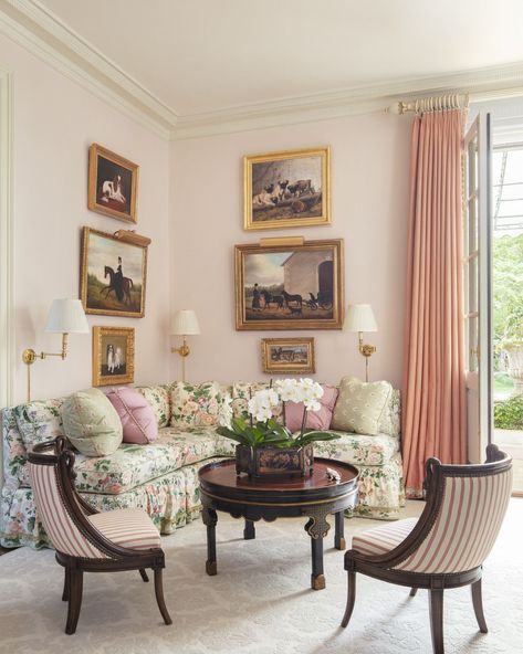 Mario Buatta South Carolina Farmhouse Living Room Mario Buatta, Veranda Magazine, Collected Interiors, Green Dining Room, Apartment Decoration, Pink Living Room, Pastel Room, Best Paint Colors, Room Paint Colors