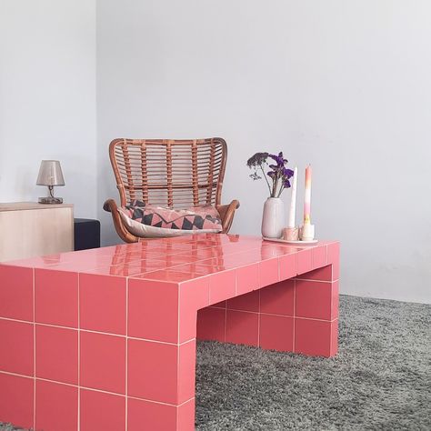 Pink Tile Coffee Table, Diy Tile Desk, Pink Tile Table, Tile Table Top Diy, Tiled Furniture, Tile Tables, Tile Furniture, Shelf Decor Living Room, Diy Table Top