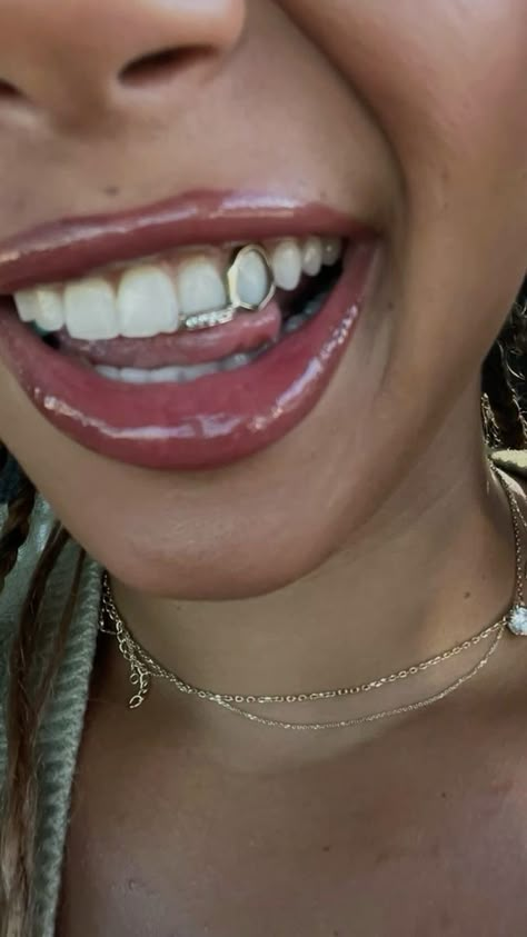 Crest Teeth Whitening Strips, Girl Grillz, Teeth Grills, Pretty Teeth, Dental Jewelry, Grillz Teeth, Teeth Caps, Gold Grill, Diamond Teeth