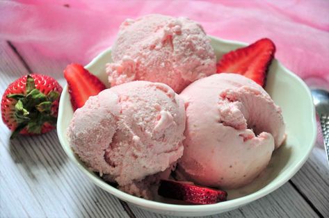 Strawberry Ice Cream (No Eggs) - Culinary Shades Easy Strawberry Ice Cream, Ice Cream No Eggs, Sliced Strawberry, Strawberry Cheesecake Ice Cream, Homemade Strawberry Ice Cream, Strawberry Ice Cream Recipe, Kulfi Recipe, Ice Cream Maker Recipes, Ice Cream Mixture