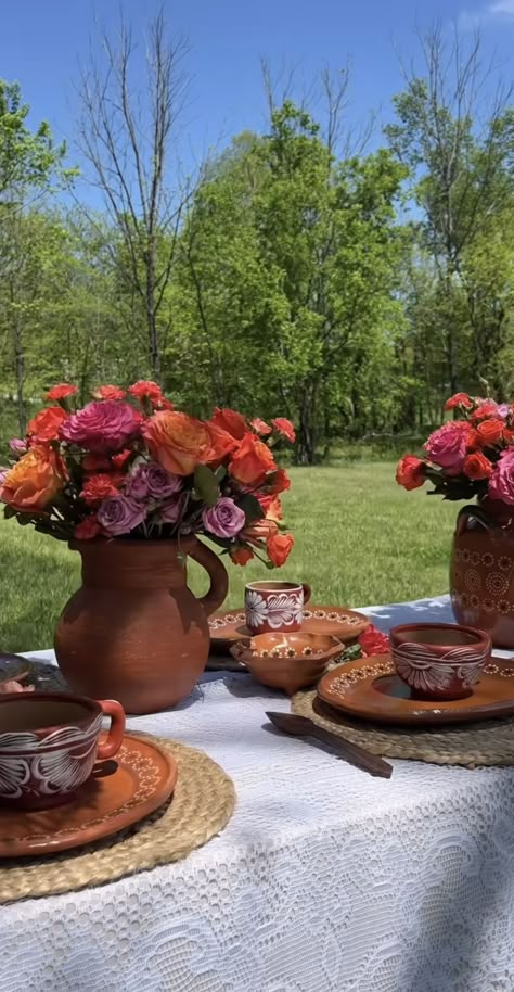 Modern Mexican Fiesta Decor, Flowers For Mexican Themed Party, Mexican Wedding Bride And Groom Table, Mexican Wedding Treat Table, Fiesta Mexicana Table Decor, Hacienda Style Table Decor, Red Mexican Wedding Theme, Traditional Mexican Decorations, Cantarito Centerpiece Flowers