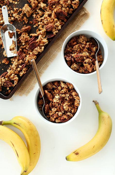 Banana Bread Granola, Banana Granola, Vegan Mashed Potatoes, Banana Splits, Vegan Granola, Minimalist Baker, Granola Recipes, Granola Bars, Vegan Breakfast