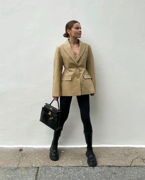 Cinched in the city, Frankie girls @samyjovalentine @stylemein_chicago @valerie.kei @gerganavivanova @sukontseva @aurelafashionista @looxlikecarrie @rikkekrefting show us how they style the Colette hourglass blazer. #TheFrankieShop #FrankieForAll #FrankieGirl Styling Leggings, Hourglass Blazer, Styling Boots, Silky Pants, Save Outfits, Sweats Outfit, Leggings Outfits, The Frankie Shop, Comfy Leggings