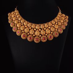 Vummidi Bangaru Jewellers, Gold Necklace Wedding, Temple Jewelry Necklace, Gold Jewelry Outfits, Choker Necklace Designs, Gold Necklace Indian, Gold Necklace Indian Bridal Jewelry, Antique Bridal Jewelry, Bridal Jewelry Collection